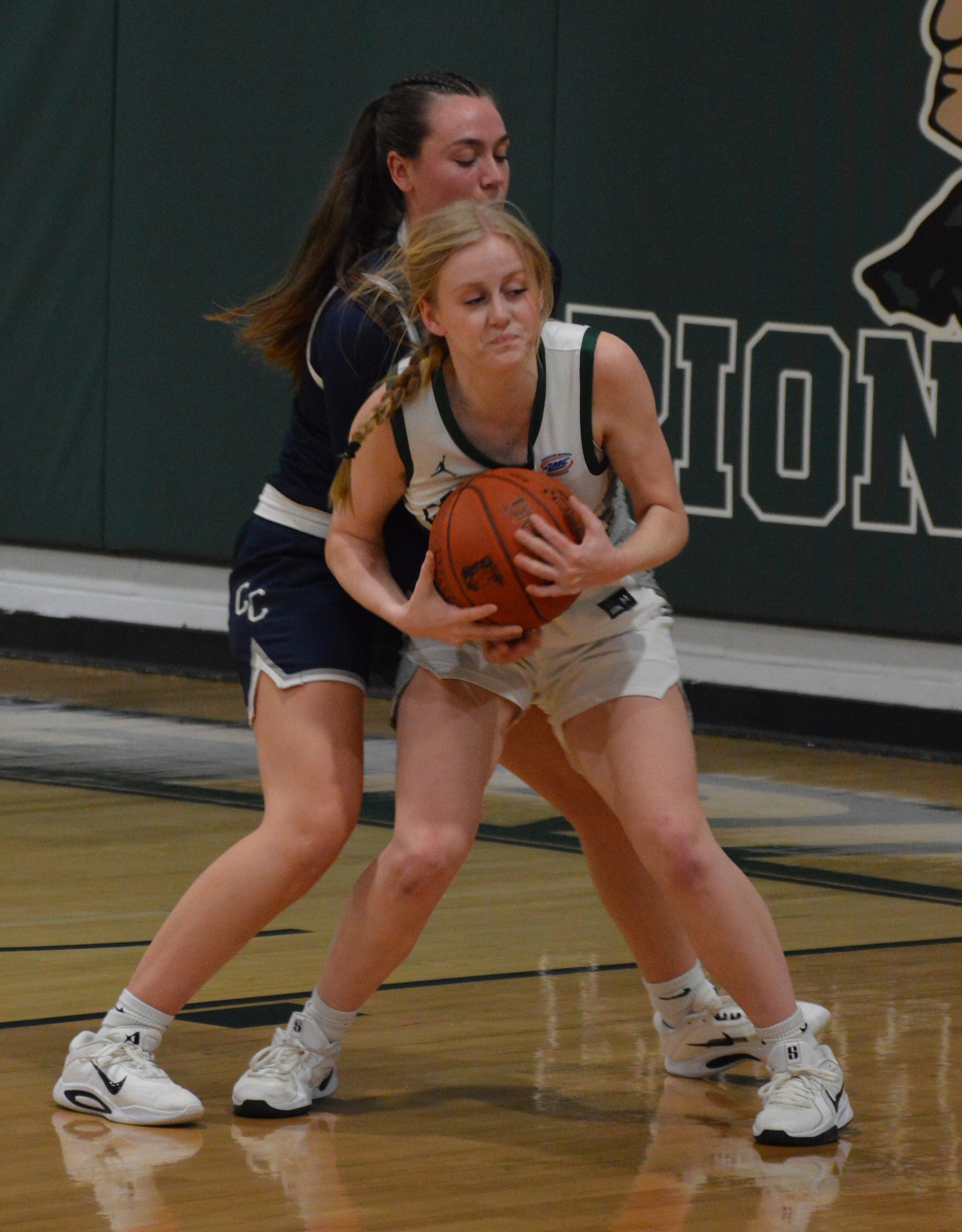 Houseman Leads Pioneers with 21 Points in Loss to (RV) Cougars